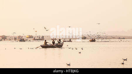 Tour barche sul fiume Gange a Varanasi, India a sunrise. Foto Stock