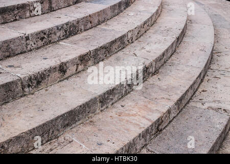Scale curve fatte di pietra grigia. Foto Stock