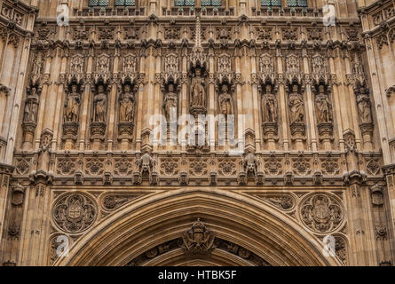 Una dettagliata closeup visualizza i dettagli sopra l'ingresso principale al Victoria torre sul Palazzo di Westminster, Londra, Inghilterra, Regno Unito. Foto Stock