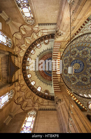 Vista interna della cupola centrale e la struttura di supporto dei pennacchi, archi e semi-cupole oltre il mihrab della moschea Selimiye Foto Stock