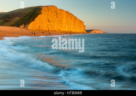 La spiaggia sottostante East Cliff, West Bay, Jurassic Coast, Dorset, England, Regno Unito Foto Stock