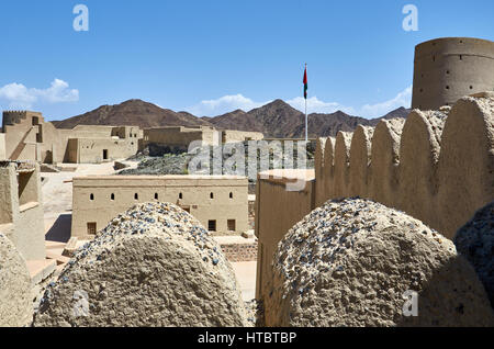 Una fortezza storica in Oman con vedute dell'interno delle pareti forte e passaggi Foto Stock