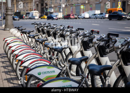 Mosca - Agosto 19, 2016: vista ravvicinata delle biciclette presso la stazione di noleggio su Sadovaya-Chernogryazskaya street. Il progetto pilota urbano di bike renta Foto Stock