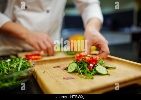 Fresca insalata vegetariana sul pannello di legno Foto Stock