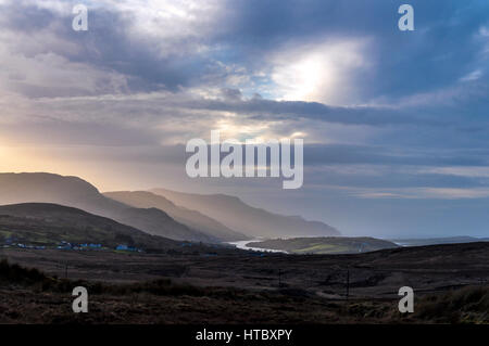 Vista dal blanket bog sopra il villaggio costiero di Ardara, County Donegal, Irlanda. Parte dell'Irlanda Wild modo atlantico Foto Stock