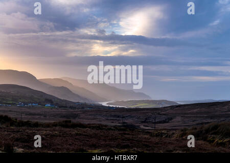 Vista dal blanket bog sopra il villaggio costiero di Ardara, County Donegal, Irlanda. Parte dell'Irlanda Wild modo atlantico Foto Stock