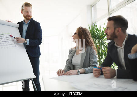 I colleghi che frequentano seminari e incontri di lavoro in ufficio della società Foto Stock