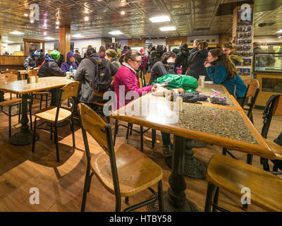 All'interno di Pikes Peak Summit House, Manitou e Pike Peak Cog Railway, Colorado. Foto Stock