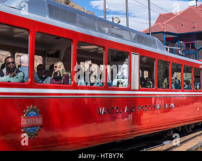 Treno in partenza, Manitou e Pike Peak Cog Railway Depot, Manitou Springs, Colorado. Foto Stock