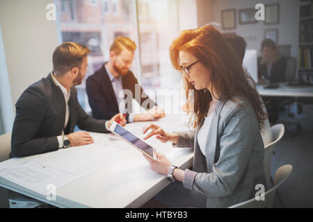 Happy business i colleghi che lavorano in ufficio della società Foto Stock