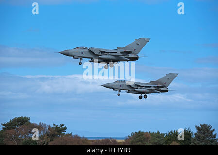 Una coppia di RAF GR4 Tornados tornando alla loro casa base a RAF Lossiemouth nel Morayshire, a nord est della Scozia. Foto Stock