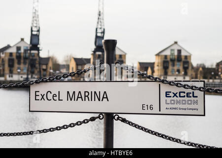 Excel Marina targhetta del nome accanto all'acqua del Royal Victoria Dock, Londra, Inghilterra, Regno Unito Foto Stock