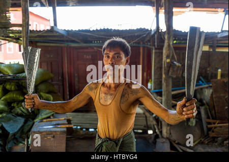 Myanmar. Lago Inle. Stato Shan. Fabbri che mostrano i suoi coltelli Foto Stock