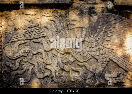 Incisioni nella piattaforma di Venere presso le antiche rovine Maya di Chichen Itza - Yucatan, Messico Foto Stock