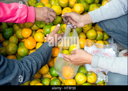 Myanmar (ex Birmanie). Nyaung Shwe. Lo stato di Shan. Mercato Foto Stock