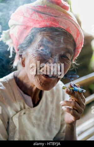 Myanmar (ex Birmanie). Lago Inle. Donna di fumare il cheroot il sigaro birmano Foto Stock