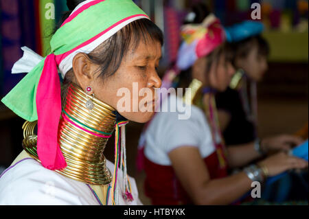 Myanmar (ex Birmanie). Lago Inle. Le donne lungo collo dei Karen gruppo etnico lavorando nella tessitura Foto Stock