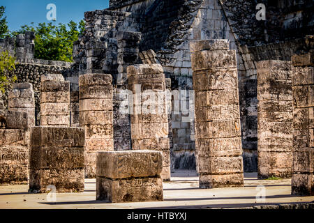 Colonne scolpite a rovine maya del Tempio dei Guerrieri in Chichen Itza - Yucatan, Messico Foto Stock