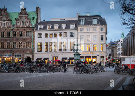 Strøget al tramonto dalla Fontana di Cicogna, Copenaghen la principale strada dello shopping. Foto Stock