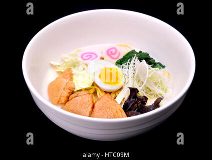 Noodle Giapponesi in bianco le ossa di maiale zuppa con carne di maiale pezzo grosso foto in studio di illuminazione. Foto Stock