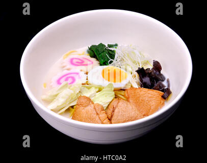 Noodle Giapponesi in bianco le ossa di maiale zuppa con carne di maiale pezzo grosso foto in studio di illuminazione. Foto Stock