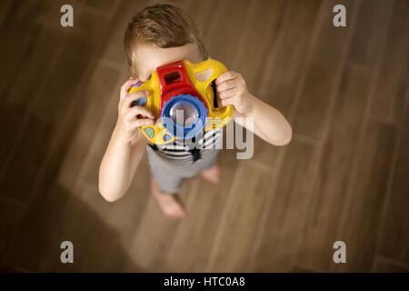 Carino ragazzo vuole diventare fotografo Foto Stock