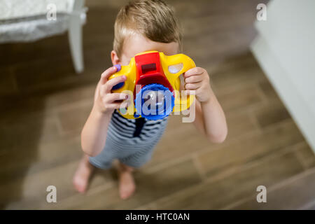 Carino ragazzo vuole diventare fotografo Foto Stock