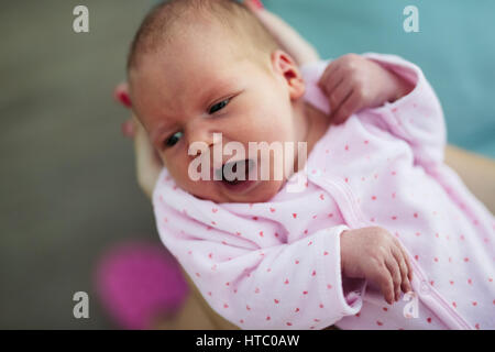 Urlando carino neonati e inquieto notti sono inevitabili Foto Stock