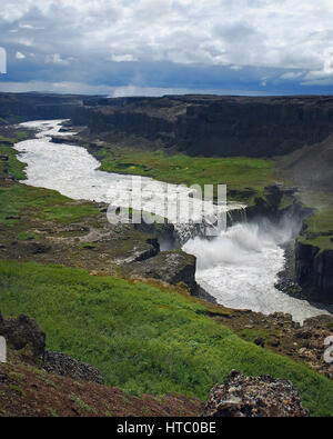 Il potente e maestosa Cascata cascata Hafragilsfoss in Islanda, che rientrano nel vasto Jökulságljúfur canyon sul fiume glaciale Jökulsá á Fjöllum Foto Stock