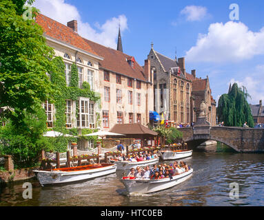 Imbarcazioni da diporto e dei turisti sul Dijver canal, Bruges Foto Stock