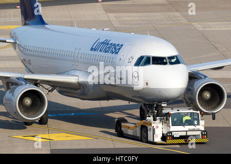 DUSSELDORF, Germania - 16 DIC 2016: Lufthansa Airbus A320-200 aeroplano a Dusseldorf Airport. Foto Stock