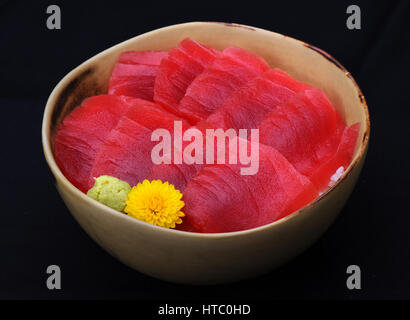 Raw giapponese Maguro tonno rosso sul riso nel recipiente in studio di illuminazione Foto Stock