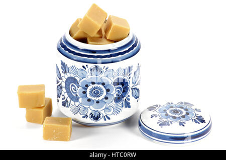 Fudge in Delftware contenitore isolato su sfondo bianco Foto Stock