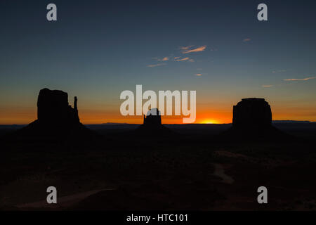 West Mitten Butte, Est Mitten Butte e Merrick Butte di sunrise, il parco tribale Navajo Monument Valley, UT, STATI UNITI D'AMERICA Foto Stock