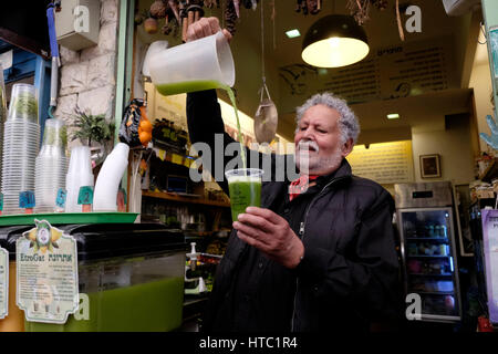 Uzi-Eli Chezi, proprietario di una spremuta naturale bar che usa spremuta fresca da ingredienti insoliti come il cedro, il canna da zucchero e la cotogna a Mahane o il mercato di Machane Yehuda spesso indicato come 'lo Shuk', un mercato all'aperto, a Gerusalemme ovest, Israele Foto Stock