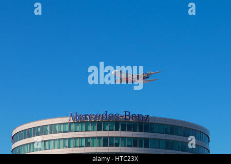 Atterraggio aereo di linea Airbus A380 emiras sull'aeroporto internazionale di Varsavia Foto Stock