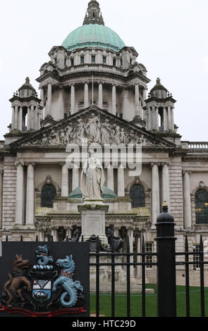 La parte anteriore del Municipio di Belfast. L'ingresso principale dell'edificio è in Donegall Square North, Belfast, Irlanda del Nord. Foto Stock