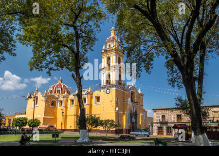 Chiesa di San Pedro Apostol a Cholula Piazza principale - Cholula, Puebla, Messico Foto Stock