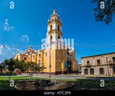 Chiesa di San Pedro Apostol a Cholula Piazza principale - Cholula, Puebla, Messico Foto Stock