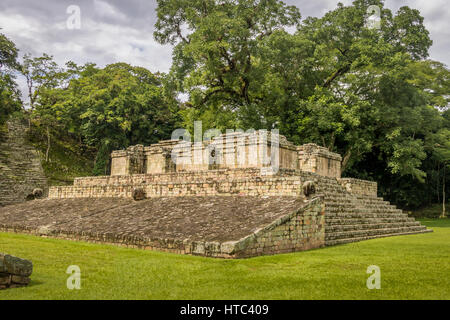 Scolpiti Macaw nella palla di rovine Maya - Copan sito archeologico, Honduras Foto Stock