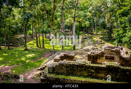 Rovine della zona residenziale di rovine Maya - Copan sito archeologico, Honduras Foto Stock