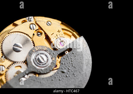 Primo piano il movimento di old swiss made orologio automatico Foto Stock