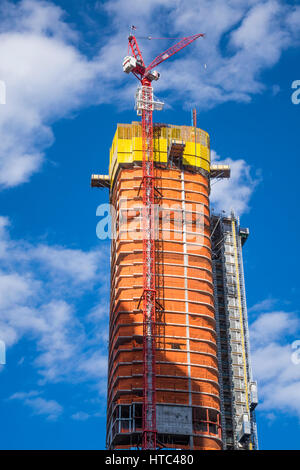 Un altro nuovo grattacielo attualmente in costruzione in Manhattan inferiore Foto Stock