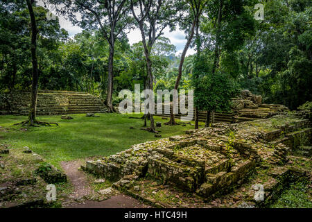 Rovine della zona residenziale di rovine Maya - Copan sito archeologico, Honduras Foto Stock