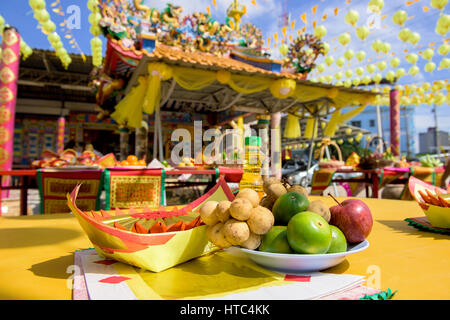 Offerta sacrificale per Dio al santuario cinese in Thailandia Foto Stock