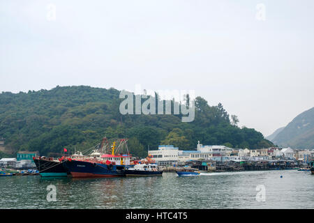 Barche da pesca nel molo a Tai O, un villaggio di pescatori sull'Isola di Lantau, Hong Kong, Cina. Foto Stock