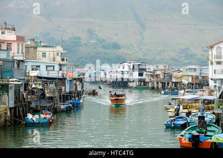 Stilt case e barche a Tai O, un villaggio di pescatori sull'Isola di Lantau, Hong Kong, Cina. Foto Stock