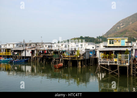 Stilt case e barche a Tai O, un villaggio di pescatori sull'Isola di Lantau, Hong Kong, Cina. Foto Stock
