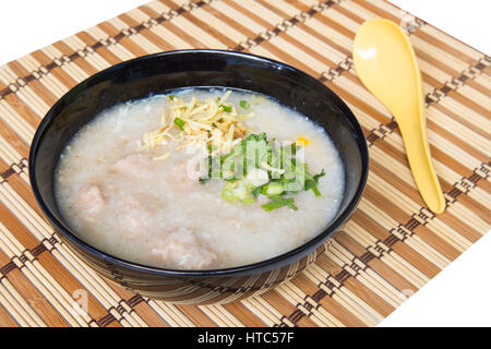 Congee, Farinata di Riso, farinata di riso e zuppa di riso su sfondo di legno. Foto Stock