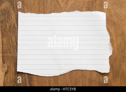 Blank carta strappata su sfondo di legno. Foto Stock